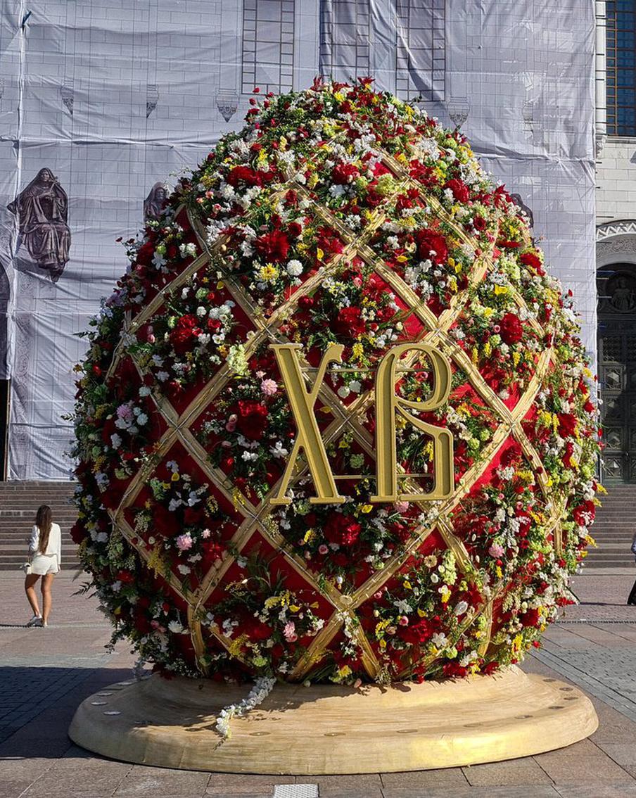 У храма Христа Спасителя установили пятиметровое пасхальное яйцо: как Москва подготовилась к празднику Светлой Пасхи