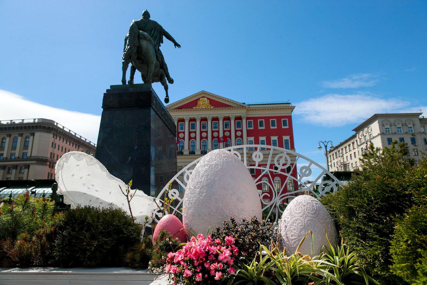 Территорию возле памятника Юрию Долгорукому на Тверской площади тоже украсили к Пасхе – здесь установили пасхальные яйца и цветочные конструкции.