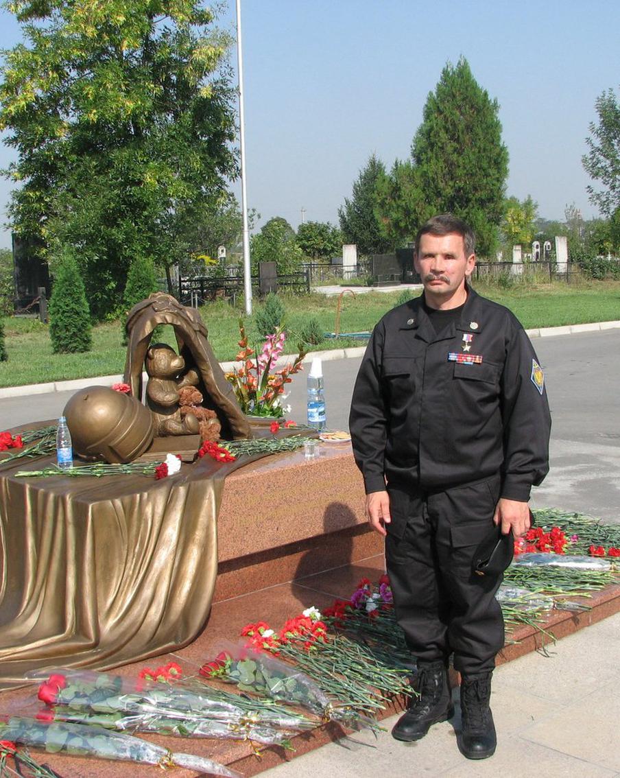 "Террористы стреляли детям в спины": офицер "Вымпела" вспомнил о трагедии в Беслане