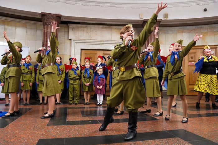 Вместе с "Синим платочком" пели и танцевали все: Академический хор Московского метрополитена дал концерт под землёй