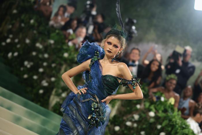 Москитная сетка, песок и тысячи кристаллов: лучшие и худшие наряды звёзд на Met Gala 2024