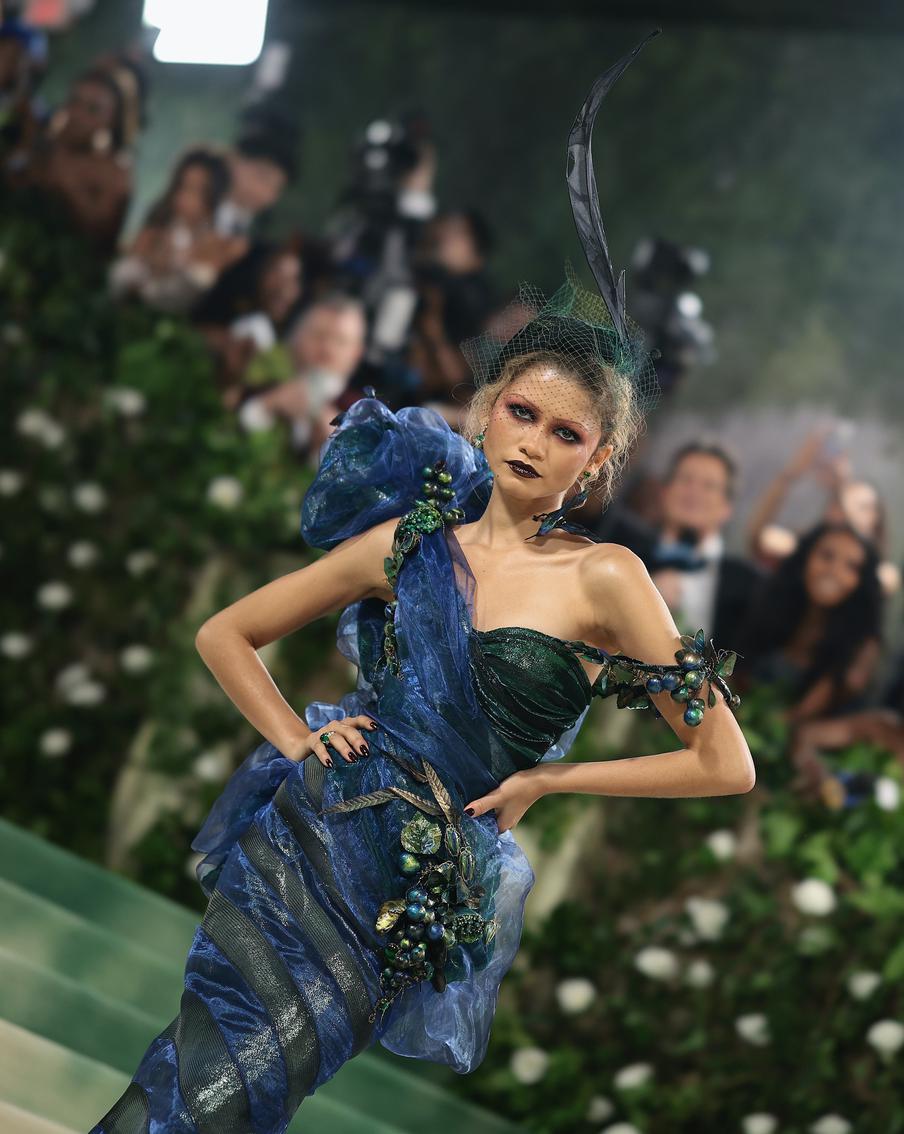 Москитная сетка, песок и тысячи кристаллов: лучшие и худшие наряды звёзд на Met Gala 2024