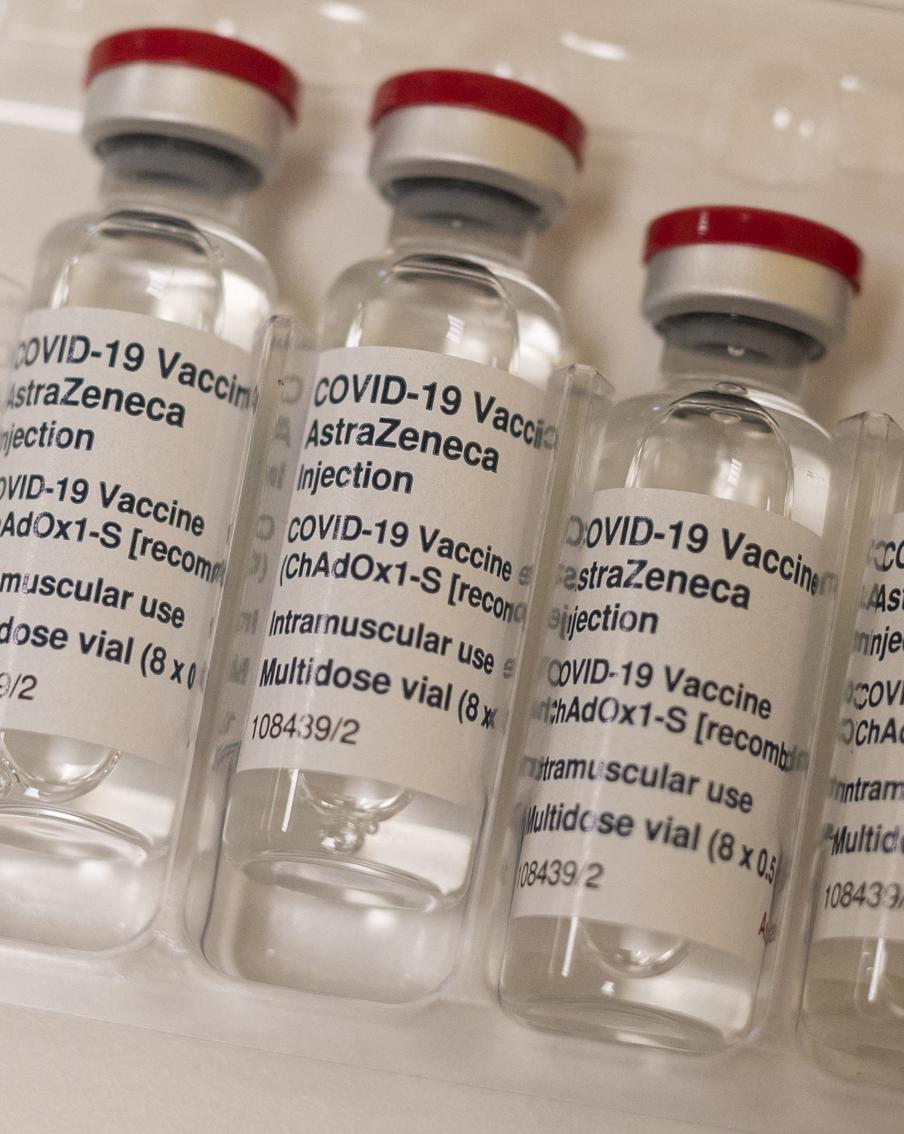 Британский производитель отзывает свою вакцину из Европы. От неё у некоторых пациентов развивался тромбоз