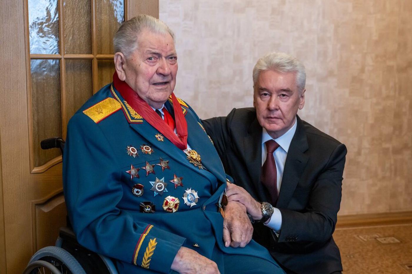 Собянин поздравил фронтовика Ивана Слухая с Днём Победы – ему 99 лет