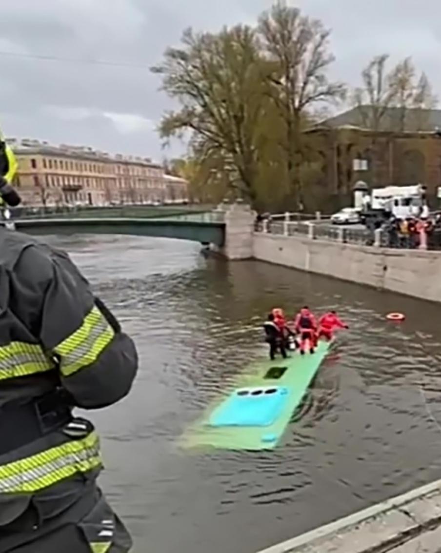 В Мойку упал автобус с пассажирами. Есть погибшие и пострадавшие