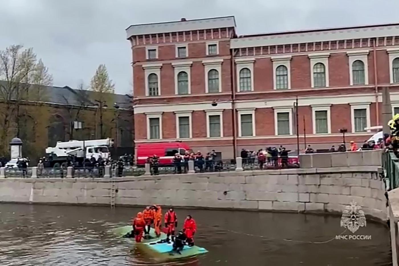 Супруга водителя автобуса, упавшего в Мойку, раскрыла возможную причину ДТП