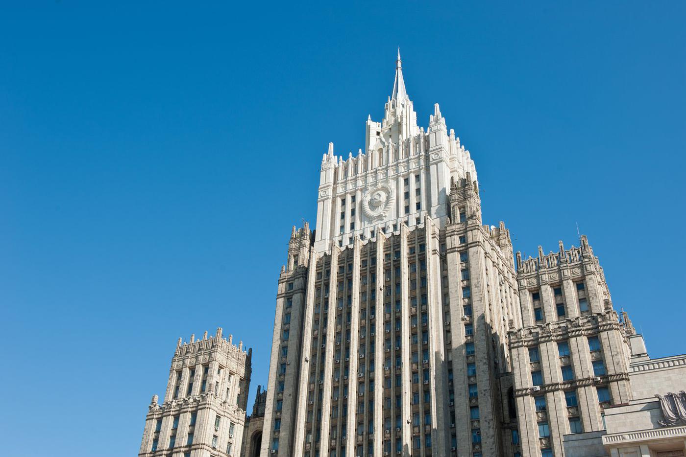 Директор департамента МИД РФ: Россия не будет закрывать посольства в Прибалтике