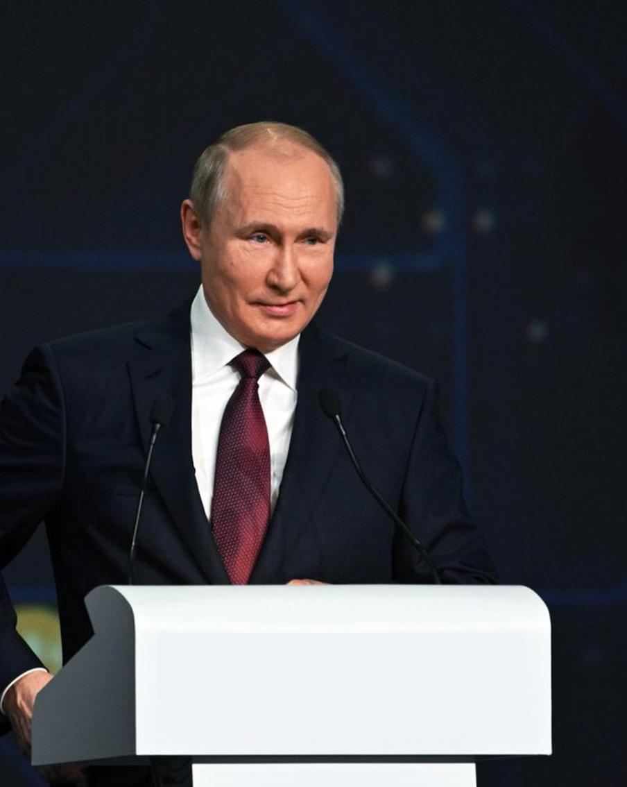 Путин поздравил жителей ДНР и ЛНР с 10-летием образования республик