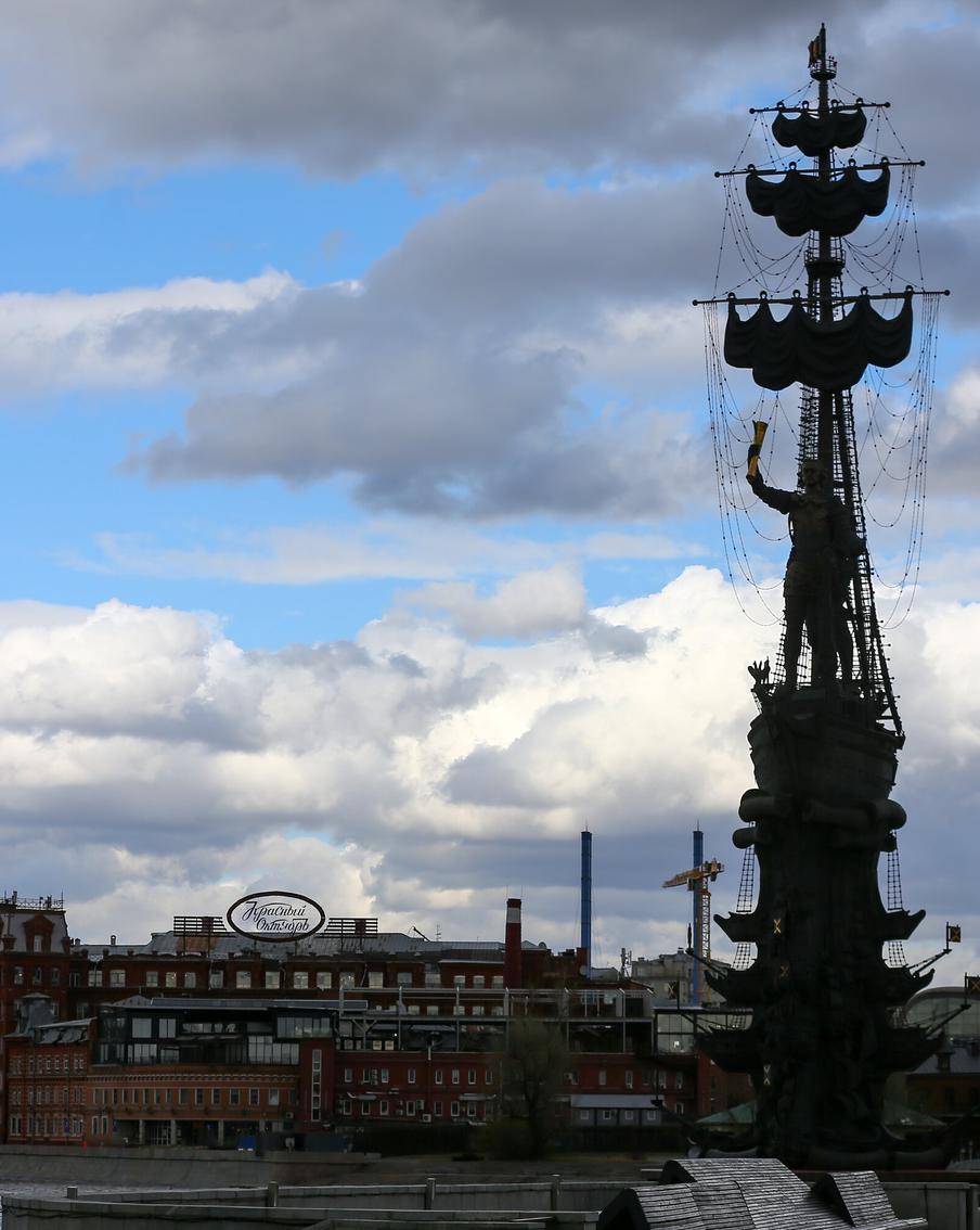 Пасмурная с прояснениями погода и порывы ветра ожидают москвичей в последний день майских праздников