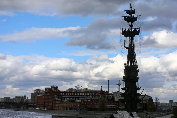 Пасмурная с прояснениями погода и порывы ветра ожидают москвичей в последний день майских праздников