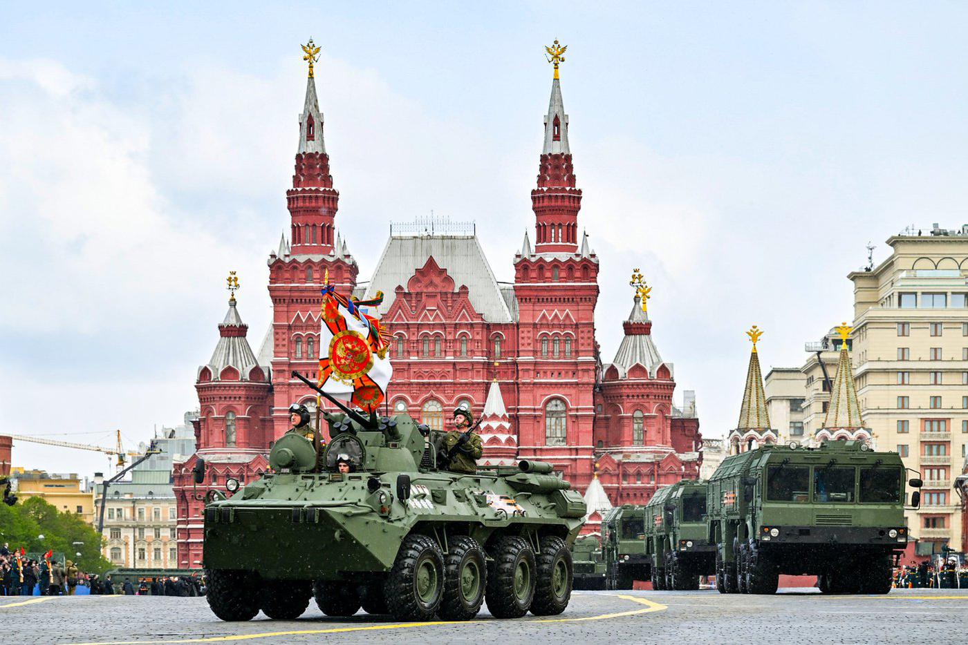 Традиционный военный парад прошёл в необычных погодных условиях – временами шёл снег