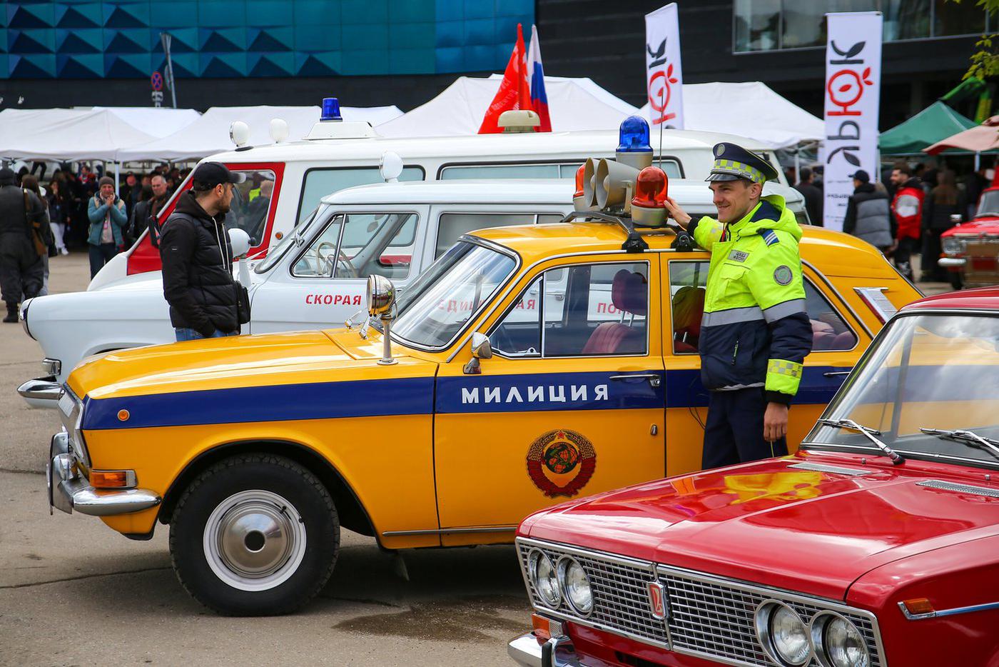 Около 250 ретроавтомобилей приняли участие в автопробеге у Музея Победы 