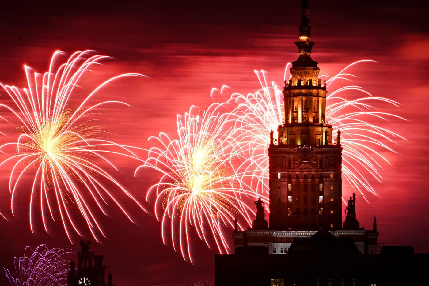 Праздничный салют в Москве длился около 10 минут, было выпущено 30 залпов 