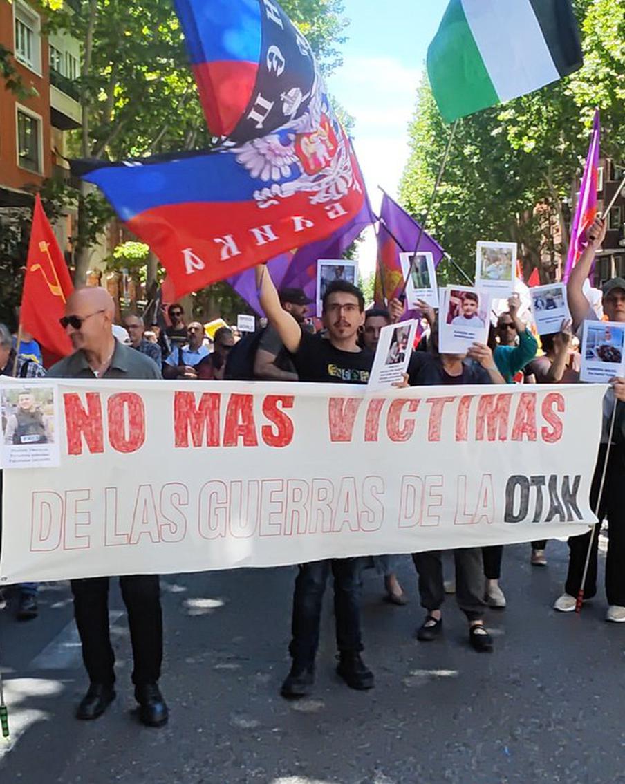 Испанские гражданские активисты провели марш против НАТО