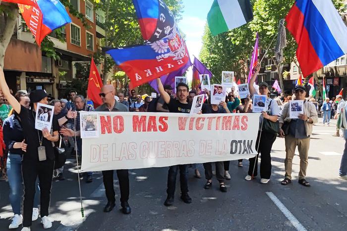 Испанские гражданские активисты провели марш против НАТО