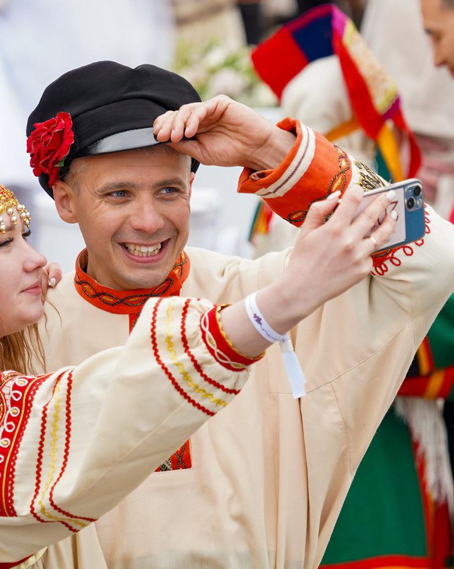 302 человека разом вступили в брак на ВДНХ: как прошла самая массовая церемония бракосочетания