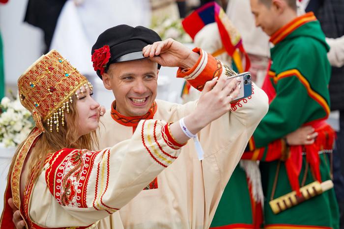 302 человека разом вступили в брак на ВДНХ: как прошла самая массовая церемония бракосочетания