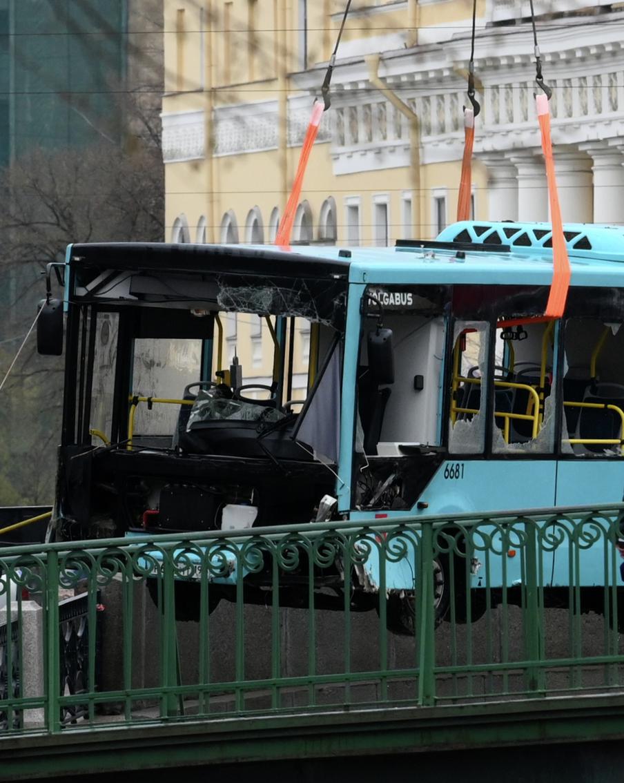 "Не соблюдался режим труда и отдыха": арестован новый человек по делу о падении автобуса в Мойку