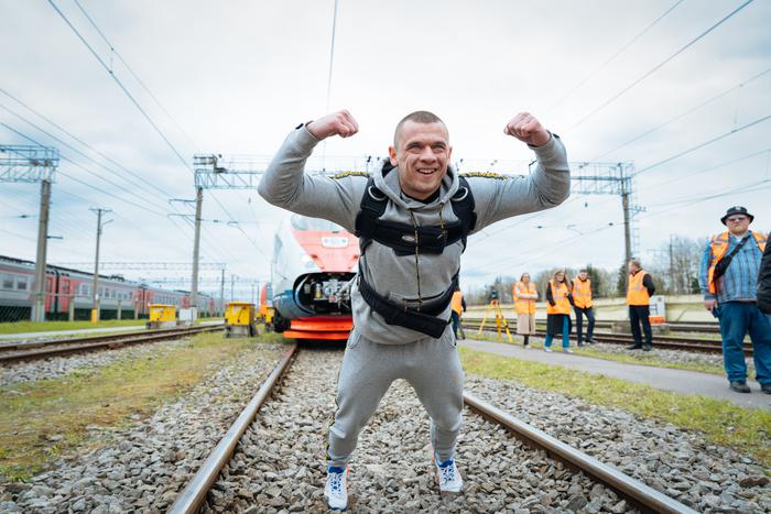 Петербуржец протащил на себе "Сапсан". Теперь мечтает сдвинуть космическую ракету