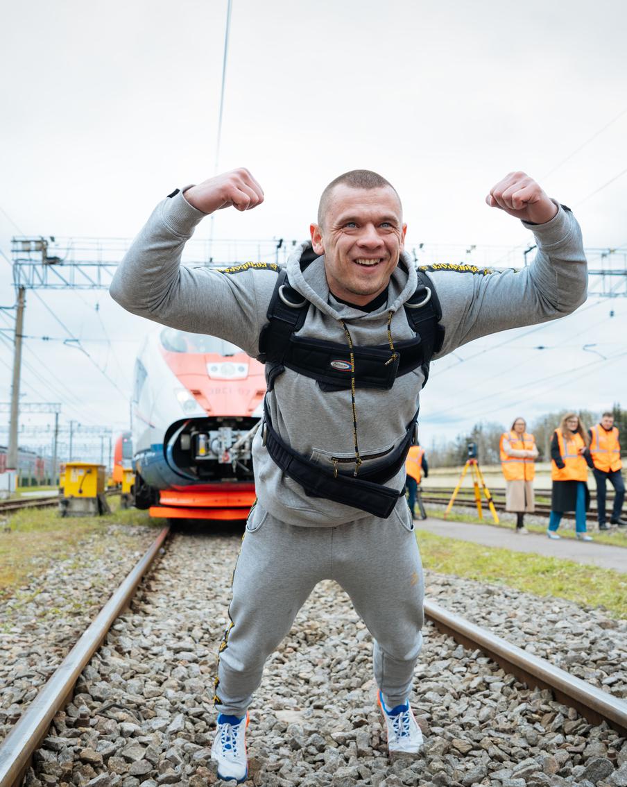 Петербуржец протащил на себе "Сапсан". Теперь мечтает сдвинуть космическую ракету