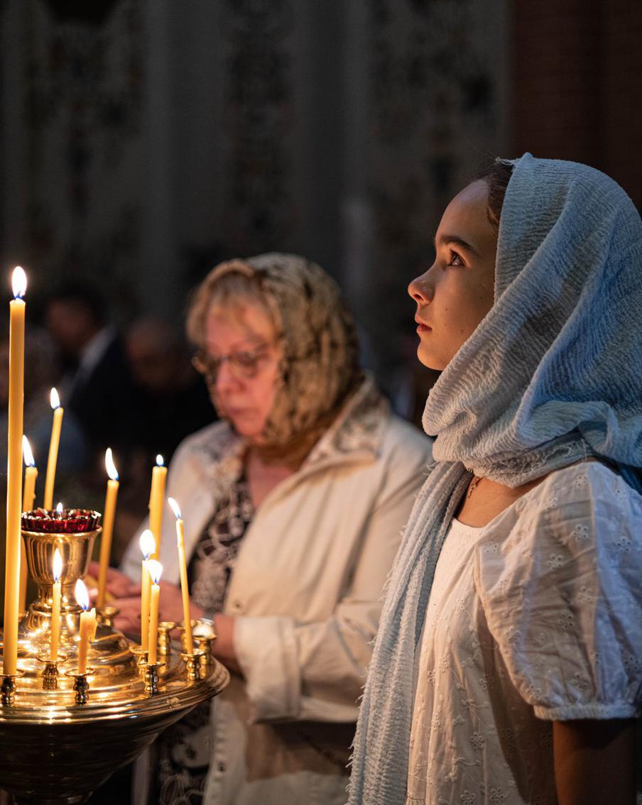Анна Артеменкова запечатлела прихожан храма во время праздничного богослужения в память об освящении Покровского собора