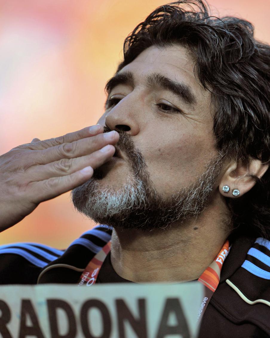 "Золотой мяч" Диего Марадоны найден и будет продан на аукционе в Париже. Если позволят дети футболиста