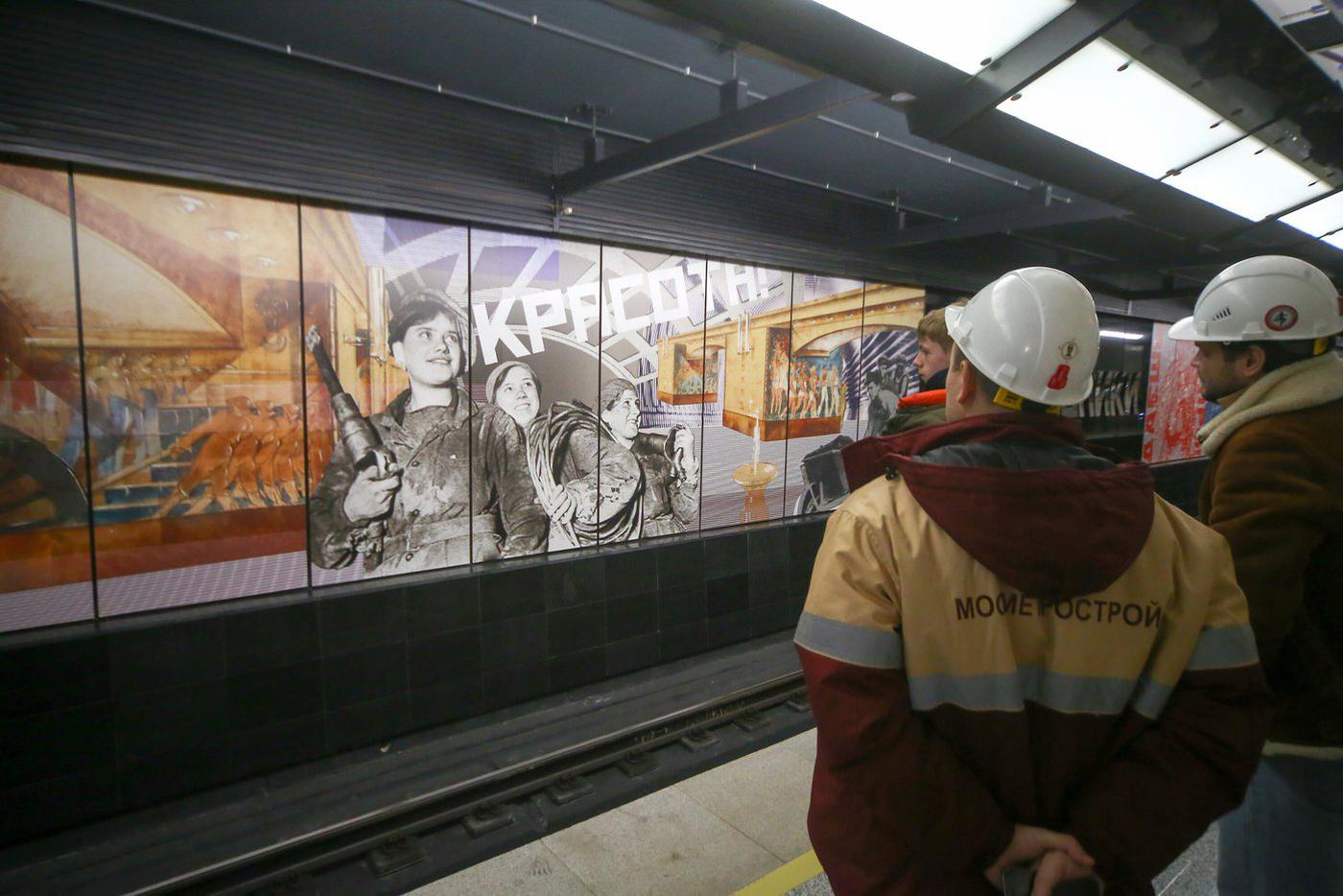 Станция БКЛ "Сокольники" рассказала об истории метростроения в духе конструктивизма и авангарда.