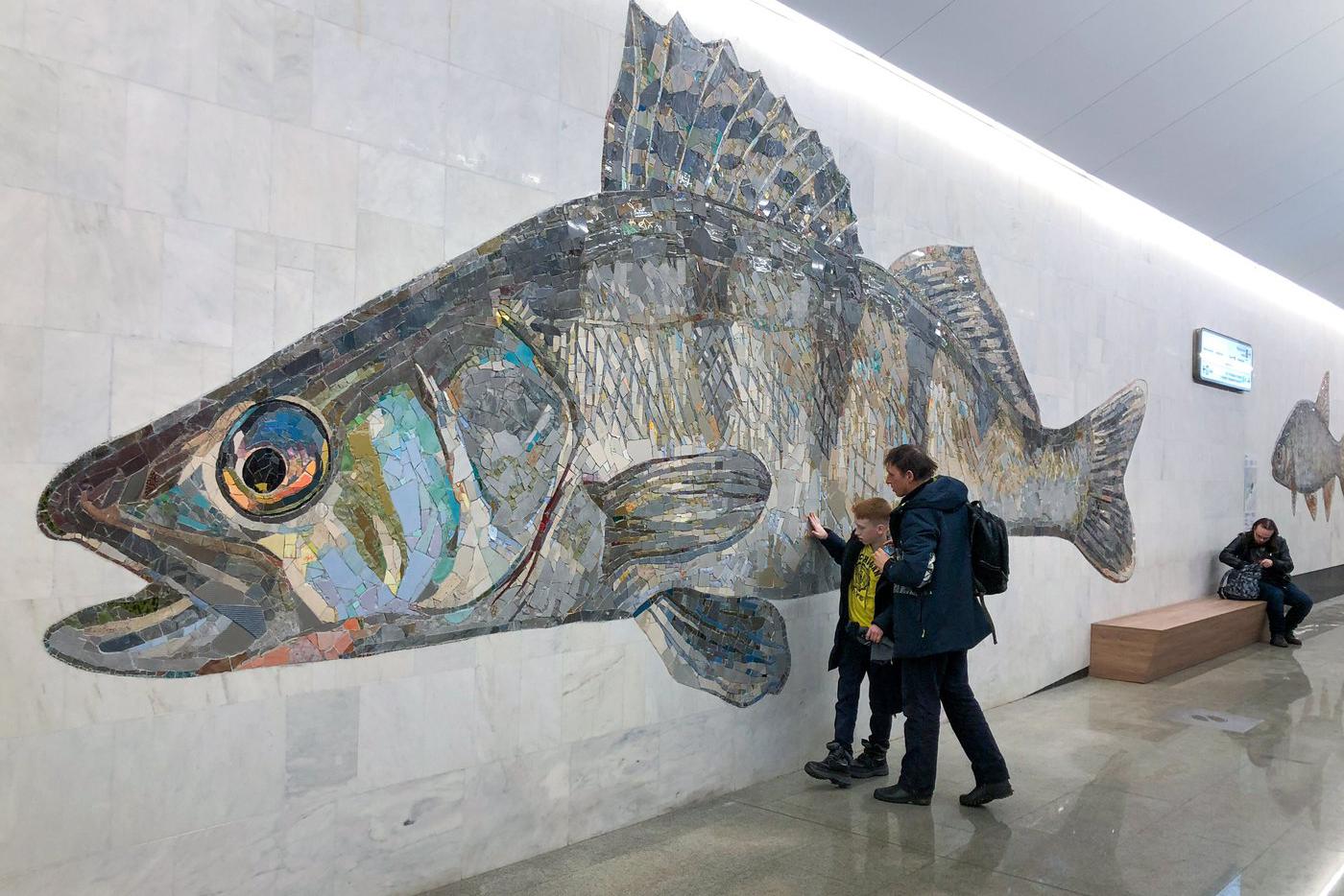 На станции БКЛ "Нагатинский Затон" основной точкой притяжения для москвичей стали мозаичные панно рыб.