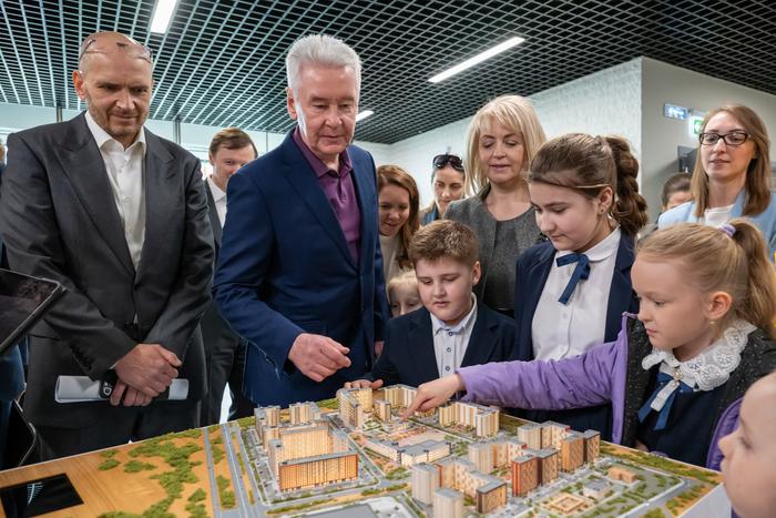 Собянин рассказал о планах по строительству в столице более 200 образовательных объектов до 2026 года