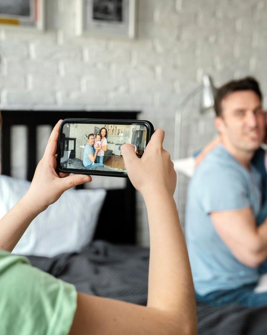 Почему не стоит раскрывать информацию о своём ребёнке в соцсетях