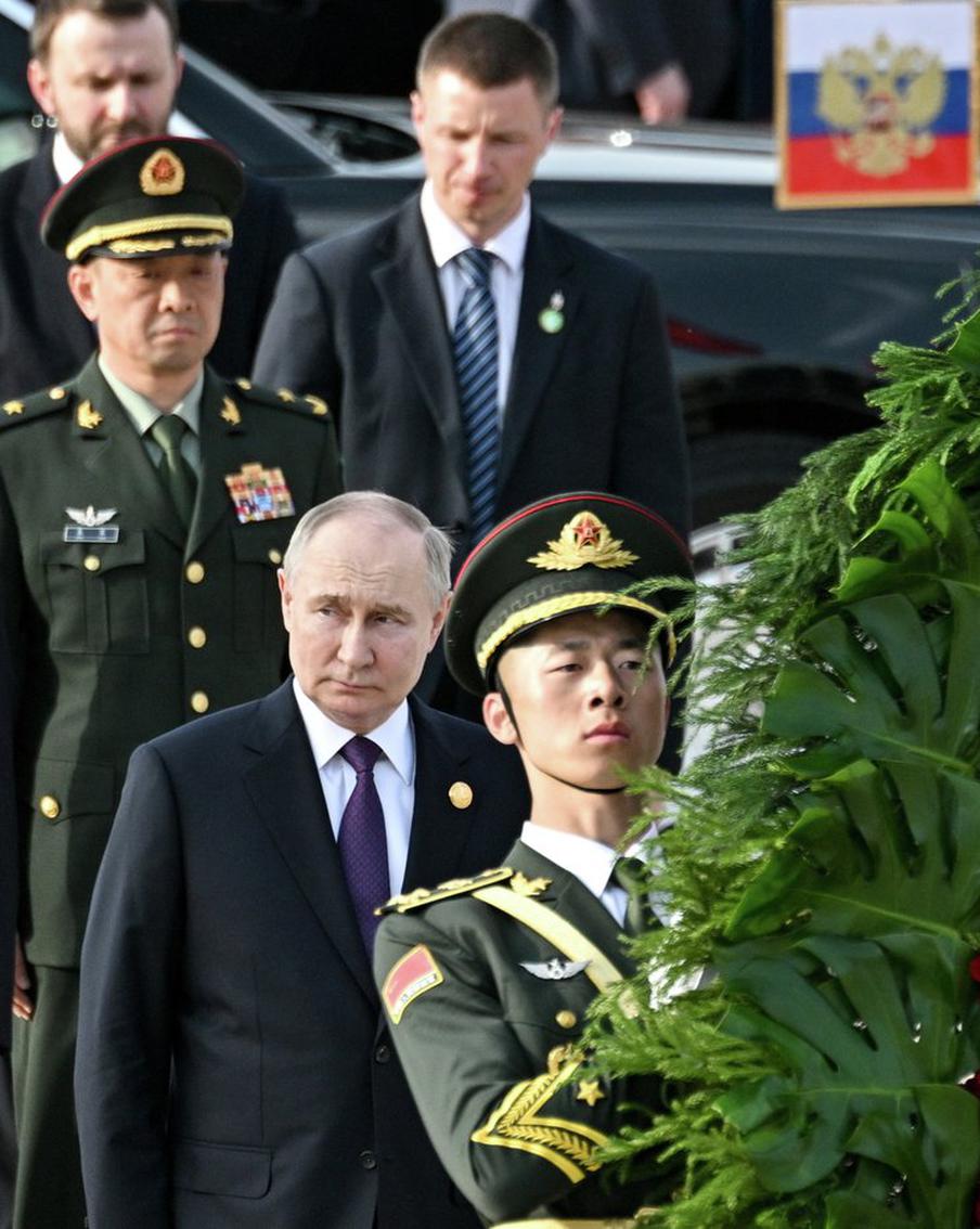 Путин возложил венок к памятнику советским воинам в Харбине