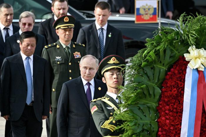 Путин возложил венок к памятнику советским воинам в Харбине