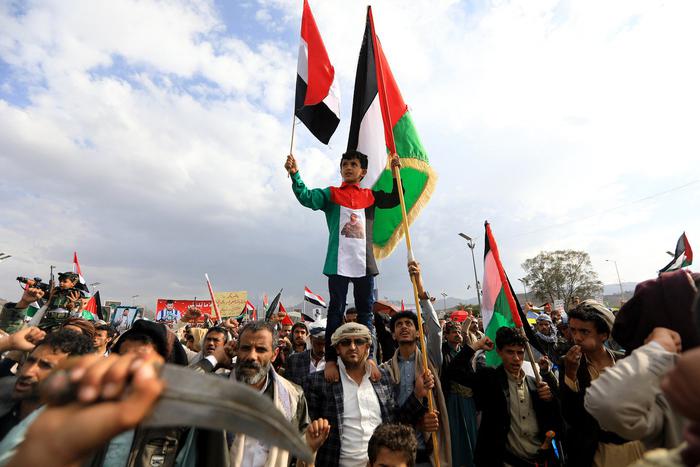 У берегов Йемена в Красном море ракетой был подбит очередной нефтяной танкер