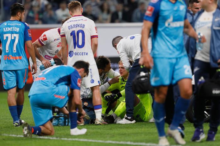 Вратаря с двойным переломом лицевых костей успешно прооперировали и отправили на реабилитацию