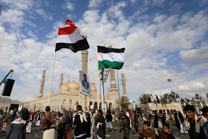 Йеменские хуситы атаковали ракетой нефтяной танкер, предположительно следовавший из России в Китай