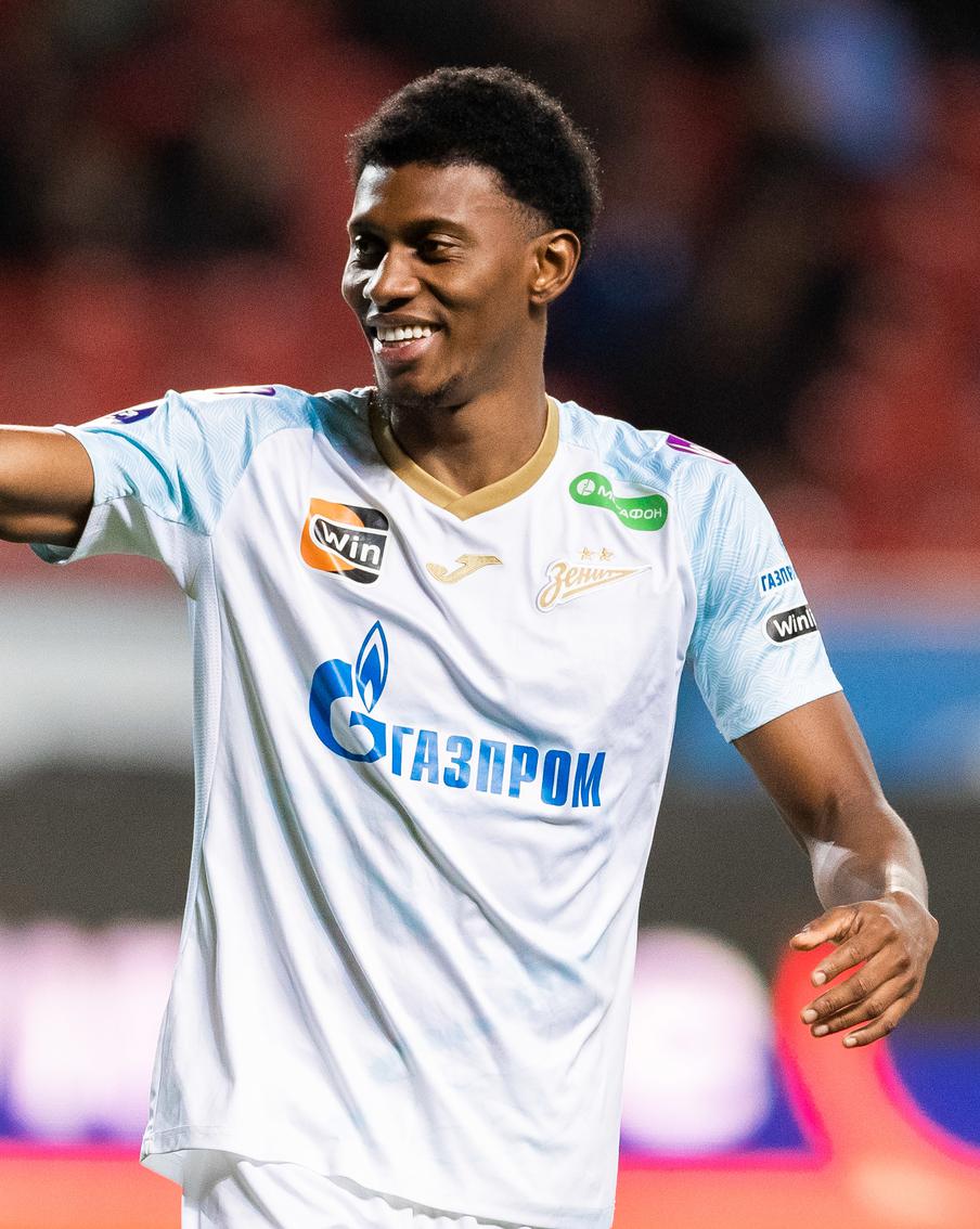 Кассьерра оставляет "Зенит" в чемпионской гонке