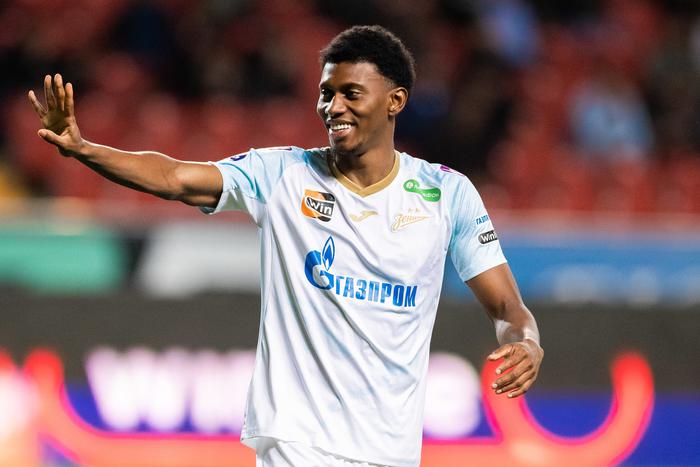 Кассьерра оставляет "Зенит" в чемпионской гонке