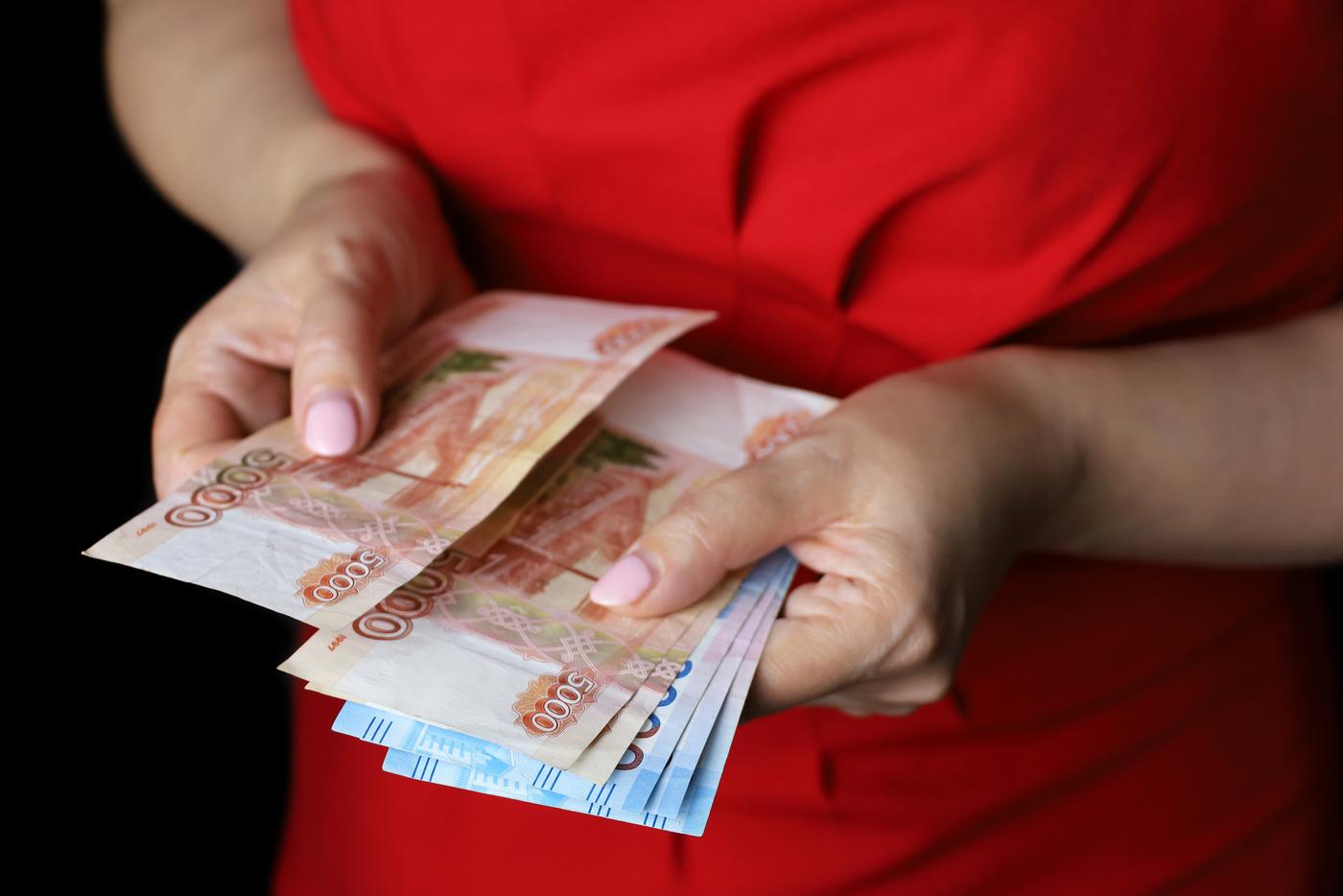 Госдума приняла закон о лимите в сто тысяч рублей на разовые банковские переводы
