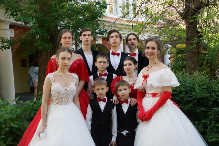 Многодетная семья устраивает масштабные балы в Москве
