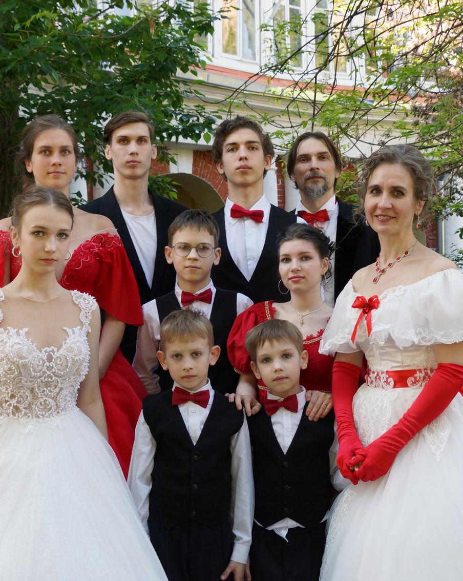 Многодетная семья устраивает масштабные балы в Москве