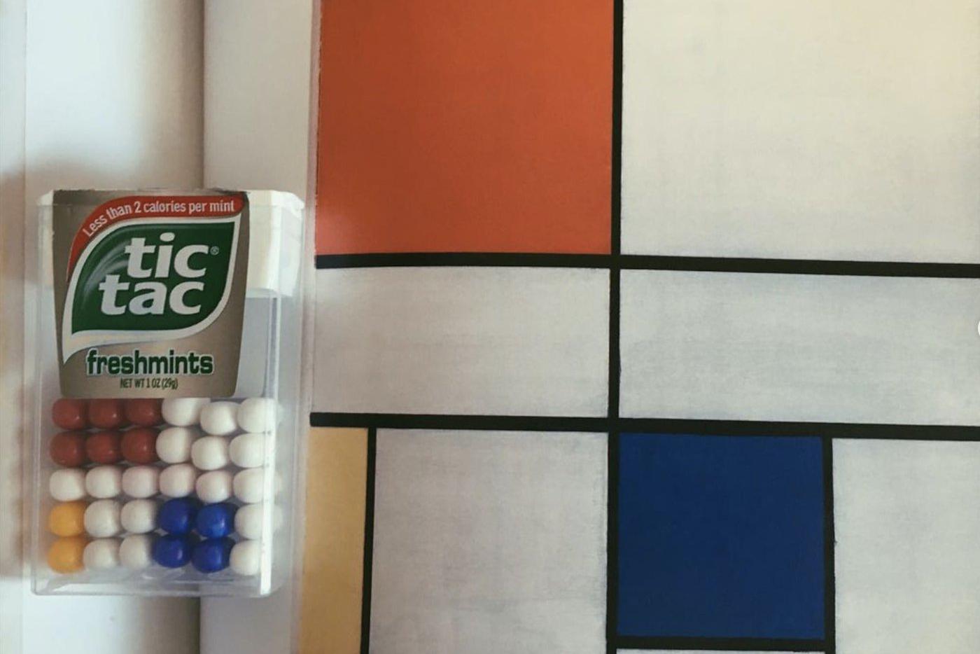 "Композиция с красным, синим и жёлтым" Малевича в коробочке со сладостями.