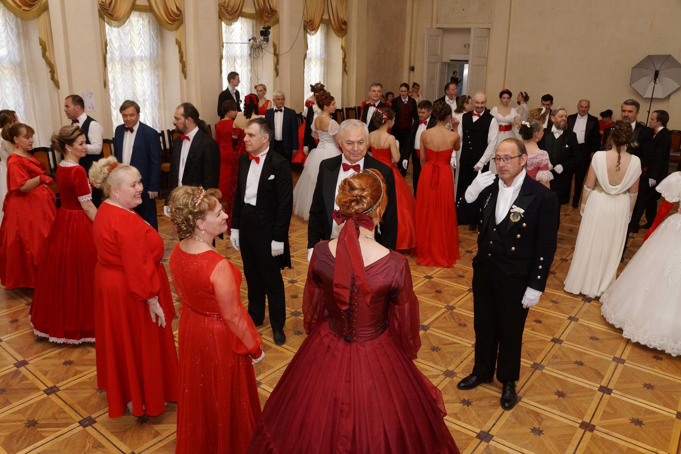 Попасть на бал может любой желающий, главное – уметь танцевать