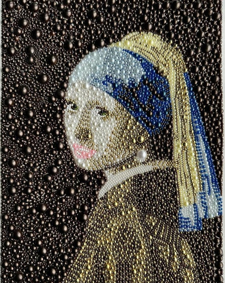 Девушка с жемчужной серёжкой из бисера и самоклеящихся полубусин.