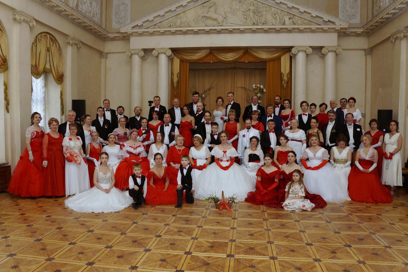 Майский бал проходил в усадьбе Охотниковых