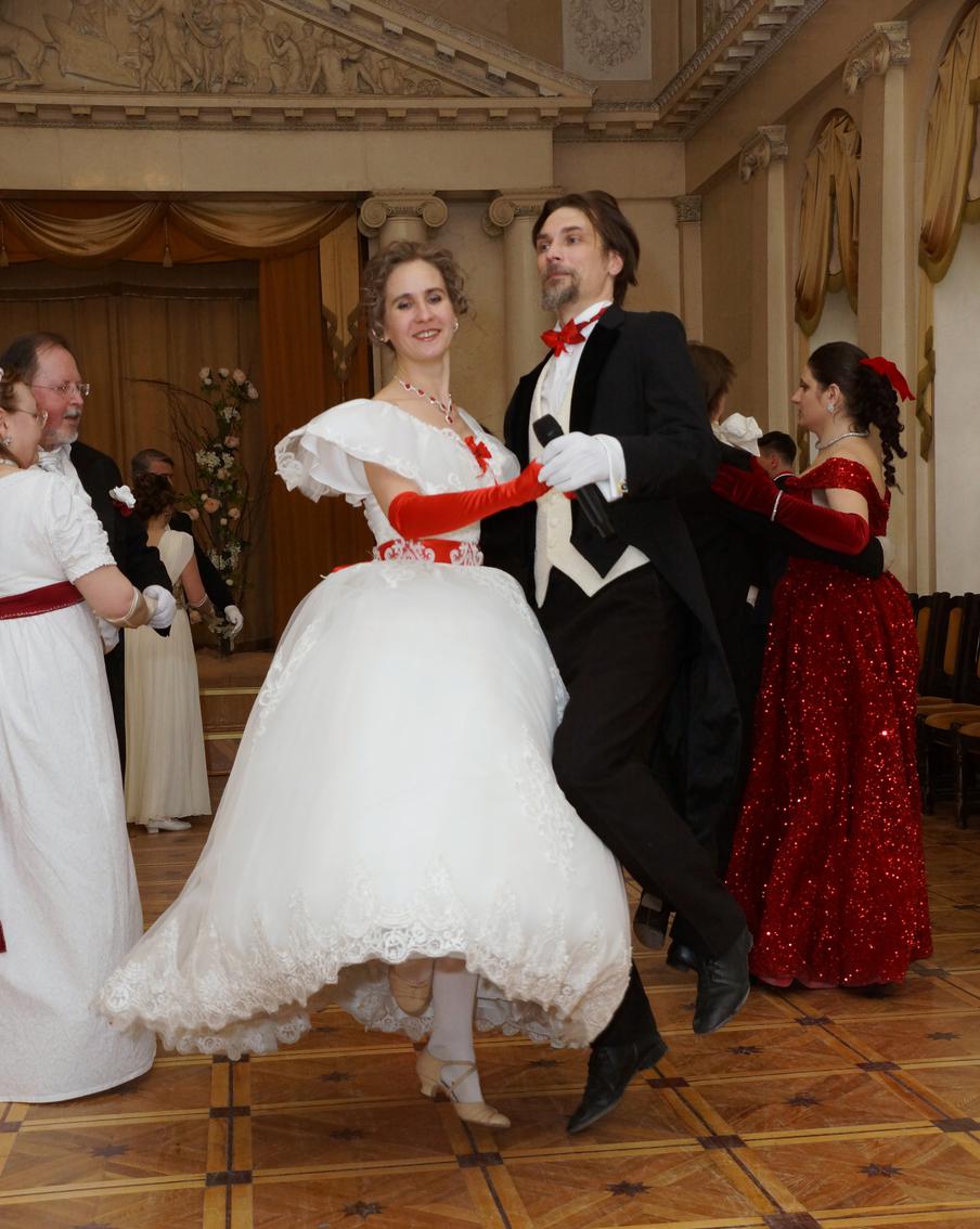 Алексей и Маргарита не только проводят балы, но и организуют мастер-классы к ним