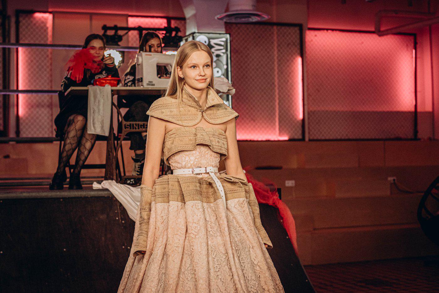 Платья для показа мод разрабатывали и создавали 14 студентов 