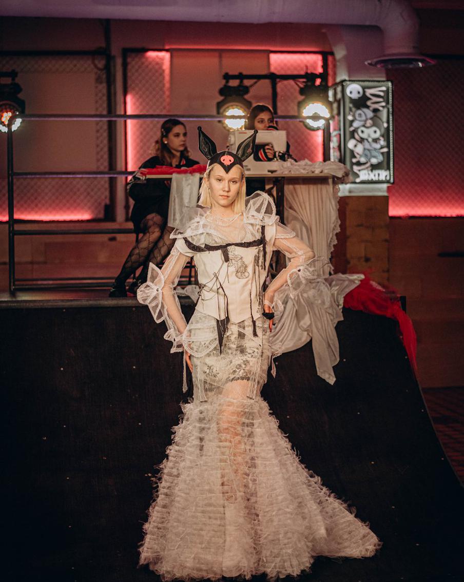 Платья для показа мод разрабатывали и создавали 14 студентов 