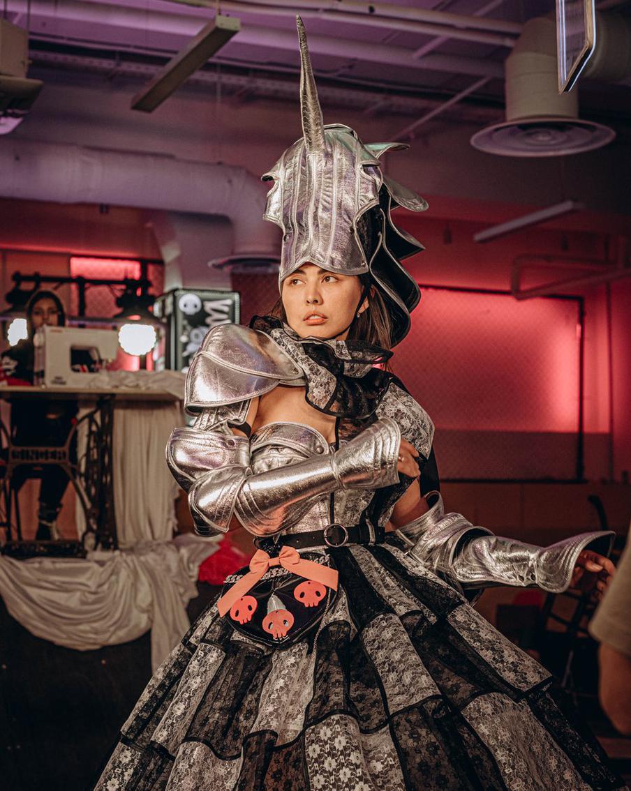 Платья для показа мод разрабатывали и создавали 14 студентов 