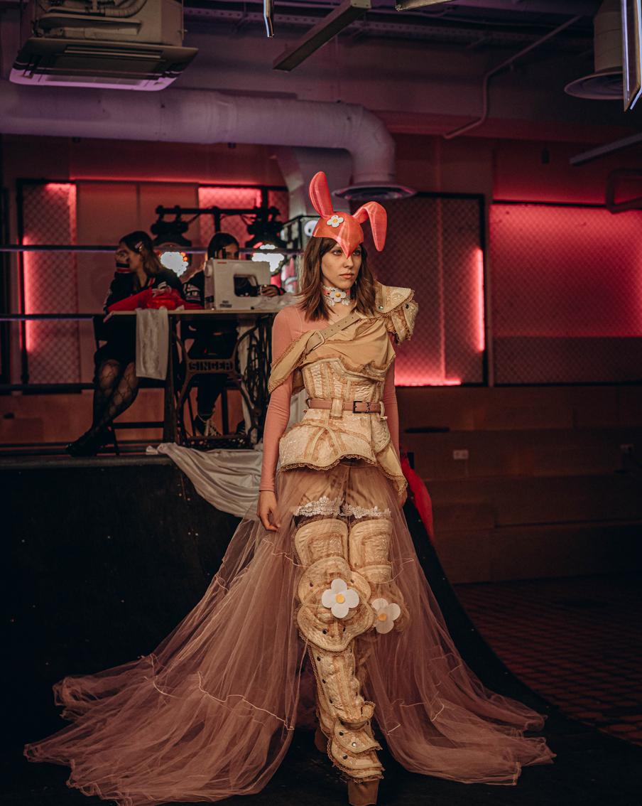 Платья для показа мод разрабатывали и создавали 14 студентов 