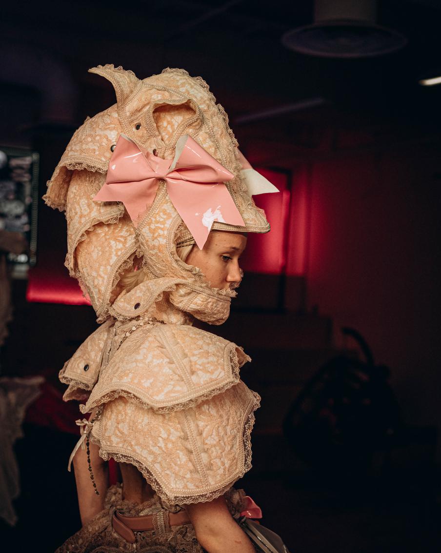 Платья для показа мод разрабатывали и создавали 14 студентов 